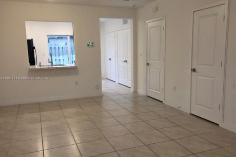 Снять в аренду таунхаус в Флорида-Сити, Флорида 2 спальни, 112.23м2, № 1958574 - фото 3