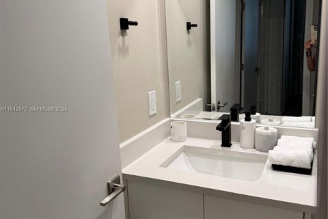 Condo in Bal Harbour, Florida, 2 bedrooms  № 2022814 - photo 14