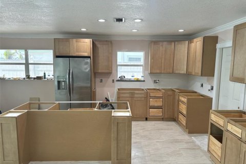Купить виллу или дом в Мадейра - Бич, Флорида 4 комнаты, 260.87м2, № 1793316 - фото 2
