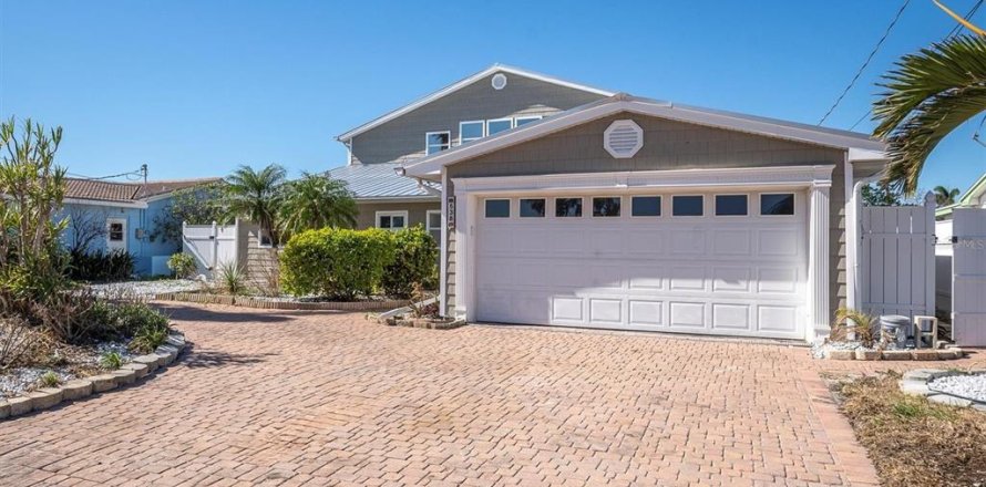 House in Madeira Beach, Florida 5 bedrooms, 260.87 sq.m. № 1793316