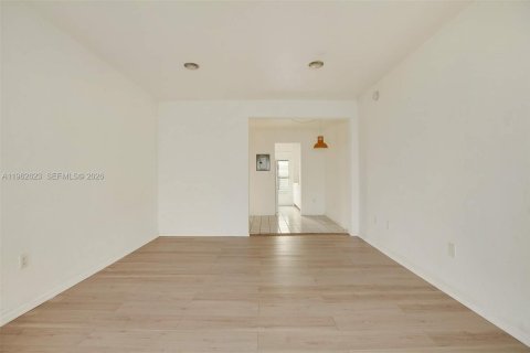 Снять в аренду квартиру в Майами-Бич, Флорида 41.53м2, № 2080949 - фото 2