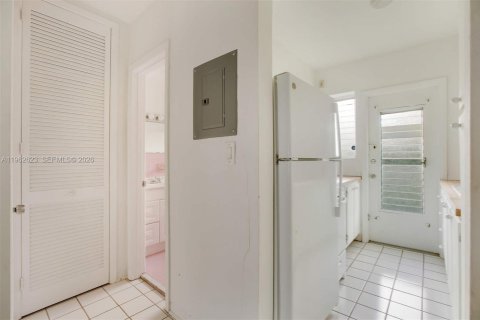 Снять в аренду квартиру в Майами-Бич, Флорида 41.53м2, № 2080949 - фото 17