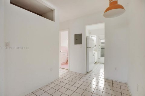 Снять в аренду квартиру в Майами-Бич, Флорида 41.53м2, № 2080949 - фото 4