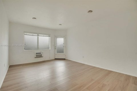 Снять в аренду квартиру в Майами-Бич, Флорида 41.53м2, № 2080949 - фото 13