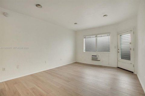 Снять в аренду квартиру в Майами-Бич, Флорида 41.53м2, № 2080949 - фото 3