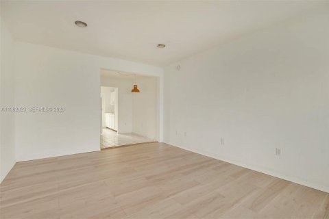 Снять в аренду квартиру в Майами-Бич, Флорида 41.53м2, № 2080949 - фото 14