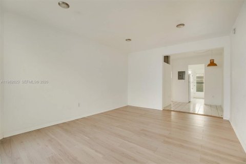 Снять в аренду квартиру в Майами-Бич, Флорида 41.53м2, № 2080949 - фото 11