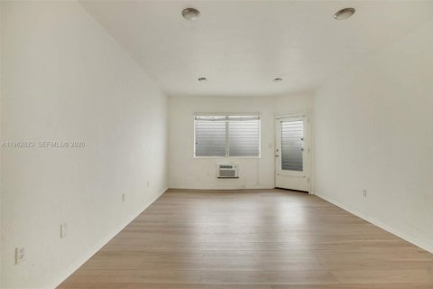 Снять в аренду квартиру в Майами-Бич, Флорида 41.53м2, № 2080949 - фото 12