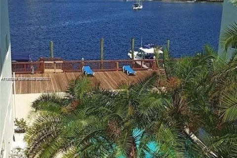 Condominio en venta en Hallandale Beach, Florida, 2 dormitorios, 117.06 m2 № 2048269 - foto 3