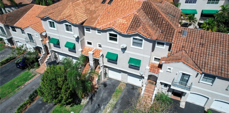 Townhouse in Sunrise, Florida 3 bedrooms, 171.68 sq.m. № 2050810