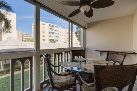 Copropriété à vendre à Hallandale Beach, Floride: 2 chambres, 101.45 m2 № 2088863 - photo 15
