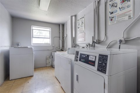Copropriété à vendre à Hallandale Beach, Floride: 2 chambres, 101.45 m2 № 2088863 - photo 29