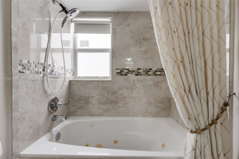 Copropriété à vendre à Hallandale Beach, Floride: 2 chambres, 101.45 m2 № 2088863 - photo 21