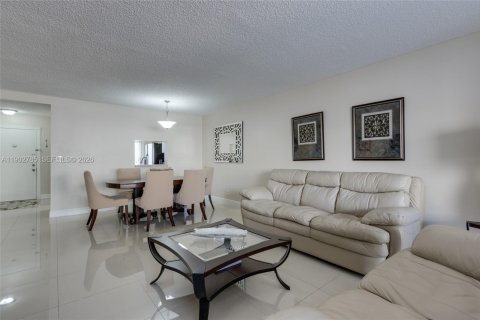 Copropriété à vendre à Hallandale Beach, Floride: 2 chambres, 101.45 m2 № 2088863 - photo 11