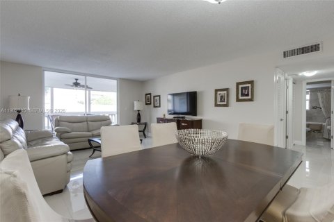 Copropriété à vendre à Hallandale Beach, Floride: 2 chambres, 101.45 m2 № 2088863 - photo 10