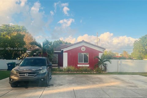 Casa en venta en Miami, Florida, 4 dormitorios, 129.13 m2 № 1986544 - foto 1