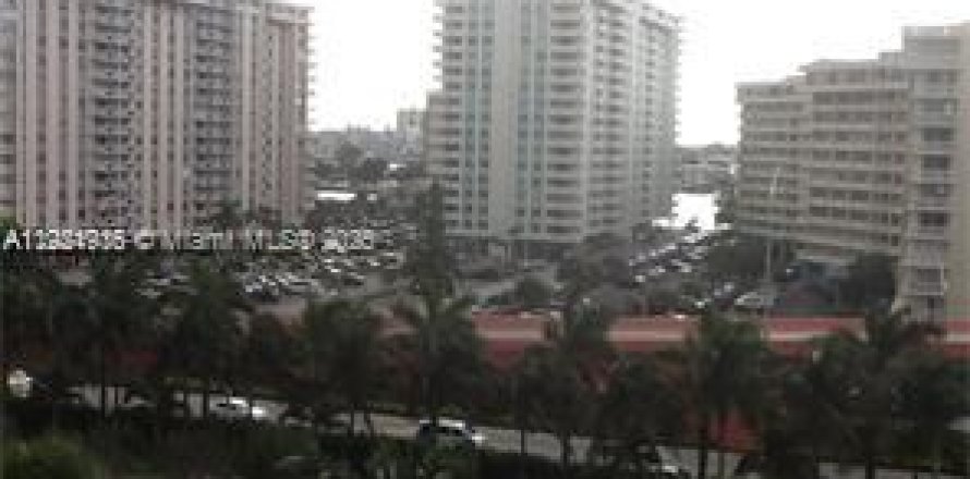 Condominio en Hallandale Beach, Florida, 2 dormitorios  № 1975870