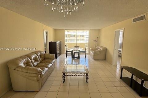 Condominio en alquiler en Hallandale Beach, Florida, 2 dormitorios, 102.19 m2 № 1975870 - foto 17