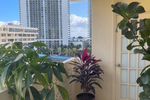 Condominio en alquiler en Hallandale Beach, Florida, 2 dormitorios, 102.19 m2 № 1975870 - foto 12