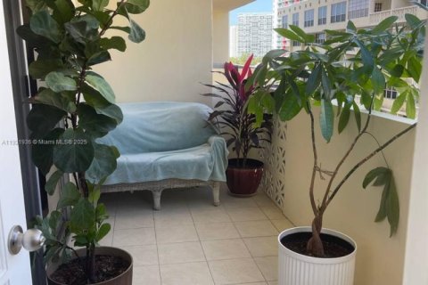 Condominio en alquiler en Hallandale Beach, Florida, 2 dormitorios, 102.19 m2 № 1975870 - foto 10