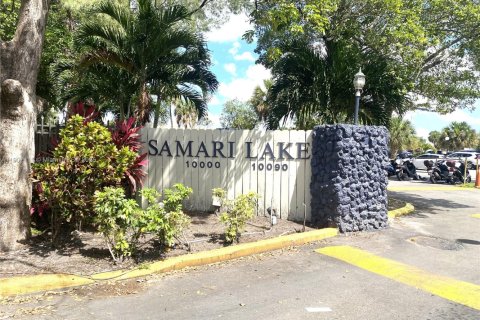 Condo in Hialeah Gardens, Florida, 1 bedroom  № 1953628 - photo 1