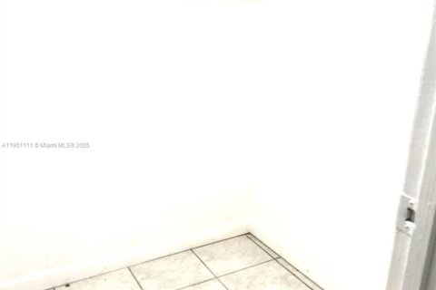 Condo in Hialeah Gardens, Florida, 1 bedroom  № 1953628 - photo 8