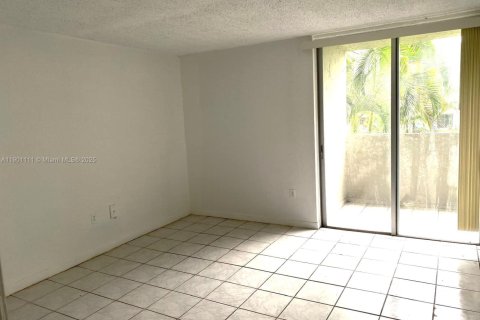 Condo in Hialeah Gardens, Florida, 1 bedroom  № 1953628 - photo 7
