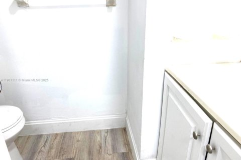 Condo in Hialeah Gardens, Florida, 1 bedroom  № 1953628 - photo 6