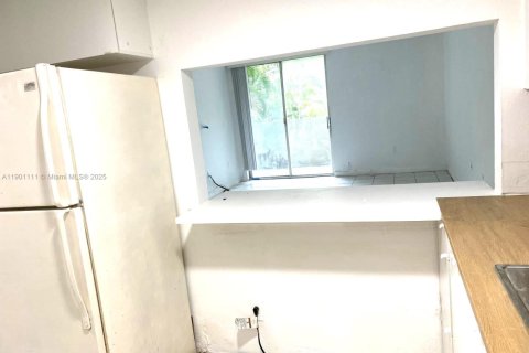 Condo in Hialeah Gardens, Florida, 1 bedroom  № 1953628 - photo 5