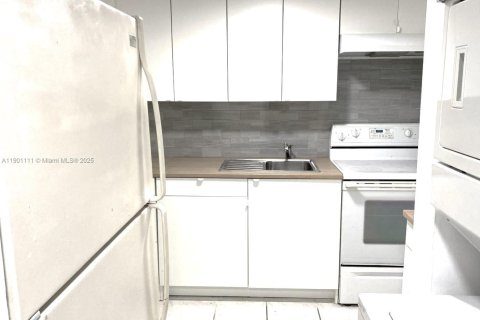 Condo in Hialeah Gardens, Florida, 1 bedroom  № 1953628 - photo 3