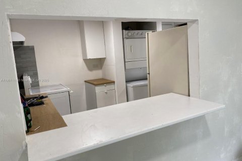 Condo in Hialeah Gardens, Florida, 1 bedroom  № 1953628 - photo 2