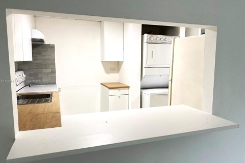 Condo in Hialeah Gardens, Florida, 1 bedroom  № 1953628 - photo 4