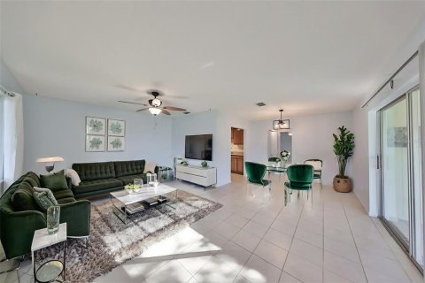 Condominio en venta en Sun City Center, Florida, 1 dormitorio, 89.19 m2 № 2094664 - foto 5