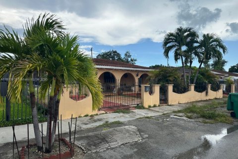 Villa ou maison à vendre à Miami, Floride: 5 chambres, 230.12 m2 № 1923888 - photo 1