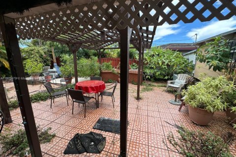Villa ou maison à vendre à Miami, Floride: 5 chambres, 230.12 m2 № 1923888 - photo 10