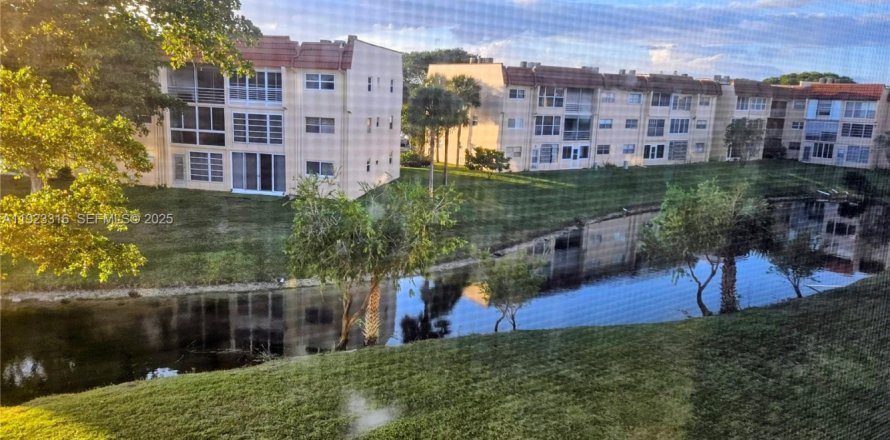 Кондоминиум с 2 спальнями в Санрайз, Флорида № 1982195