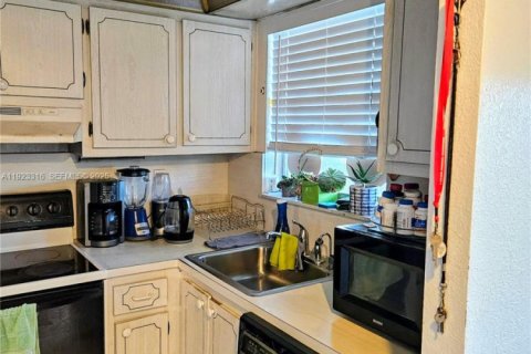 Купить кондоминиум в Санрайз, Флорида 2 спальни, 78.97м2, № 1982195 - фото 3