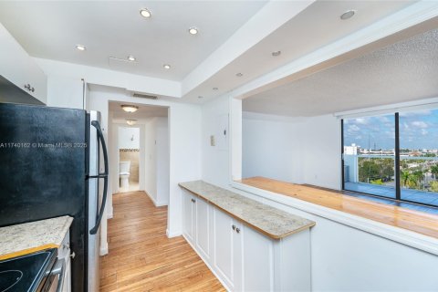Condo in North Miami, Florida, 2 bedrooms  № 1710238 - photo 18