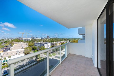 Condo in North Miami, Florida, 2 bedrooms  № 1710238 - photo 7