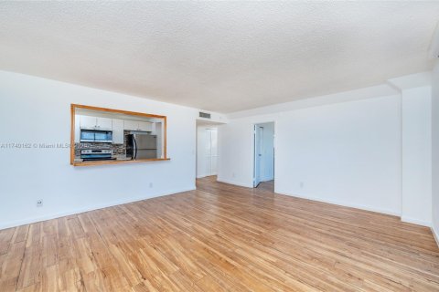 Condo in North Miami, Florida, 2 bedrooms  № 1710238 - photo 24