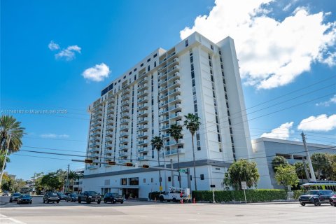 Condo in North Miami, Florida, 2 bedrooms  № 1710238 - photo 1