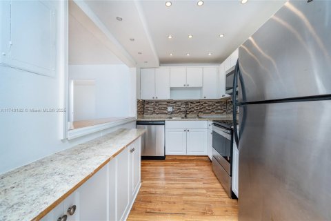 Condo in North Miami, Florida, 2 bedrooms  № 1710238 - photo 16