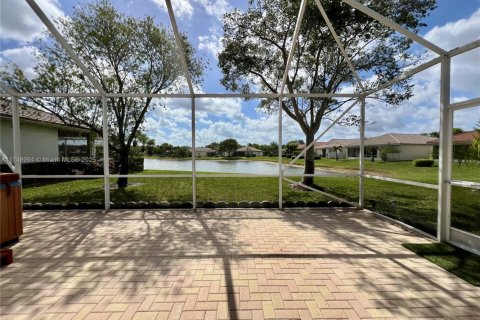 House in West Palm Beach, Florida 3 bedrooms, 150.22 sq.m. № 1863666 - photo 1