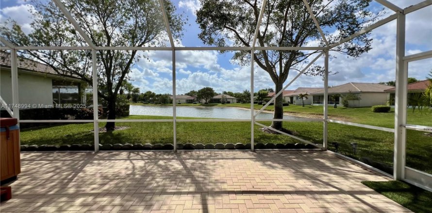 House in West Palm Beach, Florida 3 bedrooms, 150.22 sq.m. № 1863666