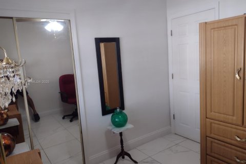House in Hialeah, Florida 4 bedrooms, 146.04 sq.m. № 1887997 - photo 26
