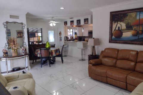 House in Hialeah, Florida 4 bedrooms, 146.04 sq.m. № 1887997 - photo 19