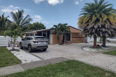 House in Hialeah, Florida 4 bedrooms, 146.04 sq.m. № 1887997 - photo 7