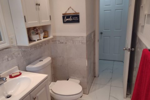 House in Hialeah, Florida 4 bedrooms, 146.04 sq.m. № 1887997 - photo 23