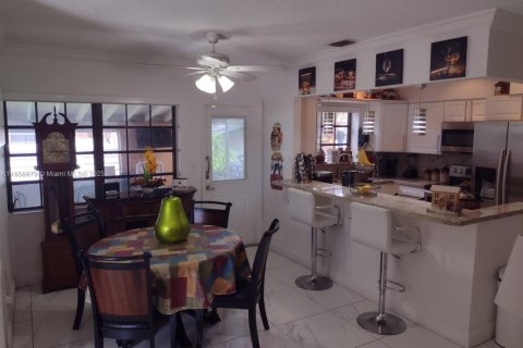House in Hialeah, Florida 4 bedrooms, 146.04 sq.m. № 1887997 - photo 13