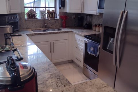 House in Hialeah, Florida 4 bedrooms, 146.04 sq.m. № 1887997 - photo 16